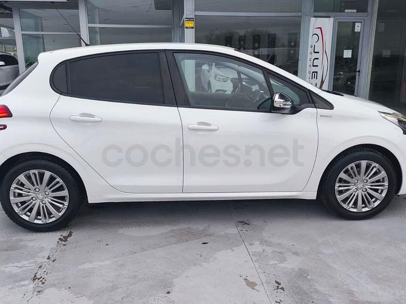 Usado Peugeot 208 Style 82 CV (60 kW) 2018 Blanco Utilitario
