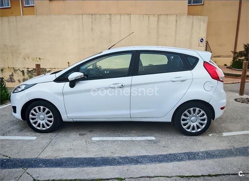 Usado Ford Fiesta Trend 75 CV (55 kW) 2014 Blanco Utilitario