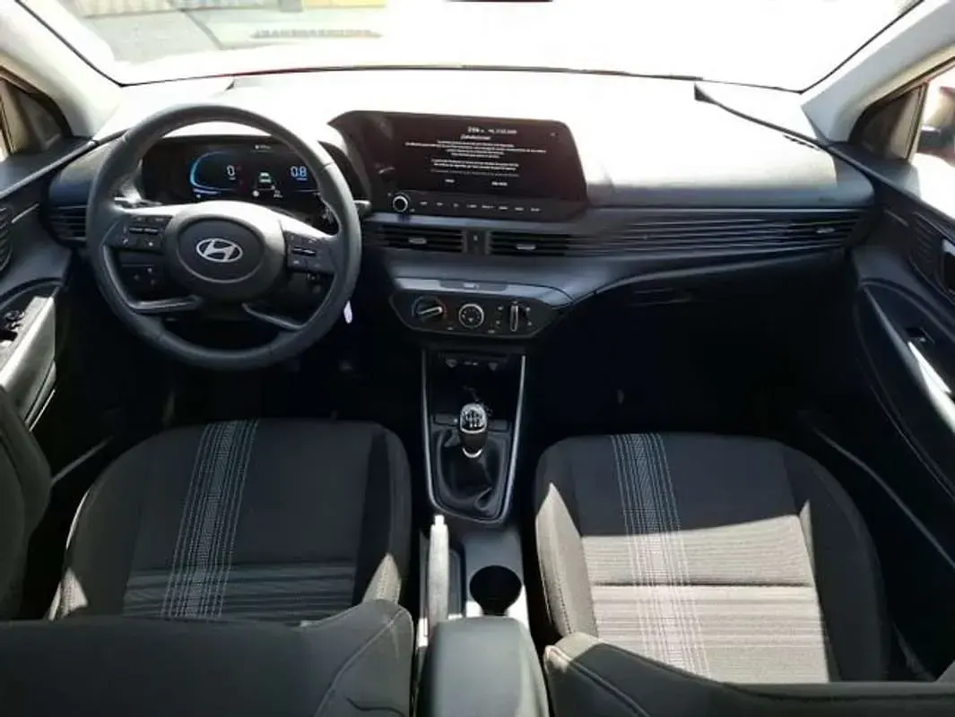 Usado Hyundai i20 101 CV (74 kW) 2025 Rojo Utilitario