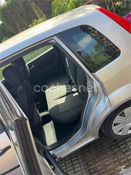 Usado Ford Fiesta Trend 68 CV (50 kW) 2004 Gris / plata Utilitario