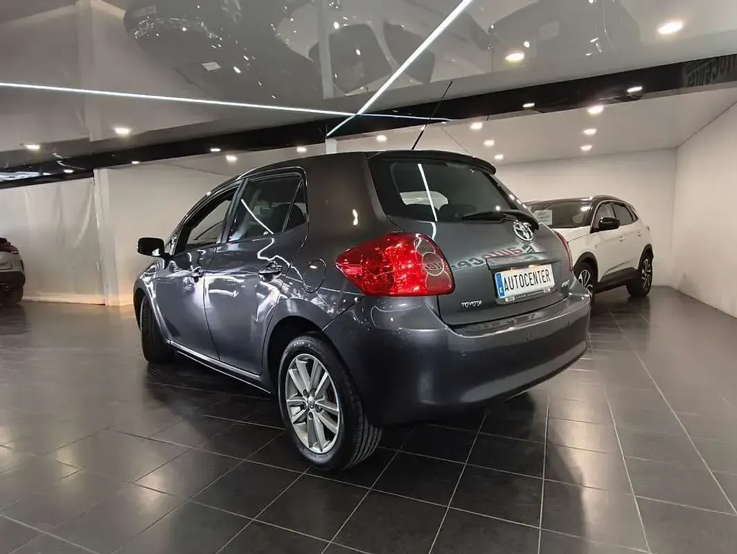 Usado Toyota Auris 90 CV (66 kW) 2009 Gris Utilitario