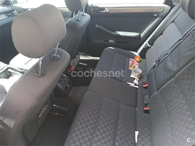 Usado Audi A6 150 CV (110 kW) 1998 Azul Berlina