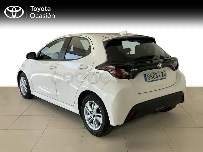 Usado Toyota Yaris Hybrid Business Edition 116 CV (85 kW) 2022 Blanco Berlina