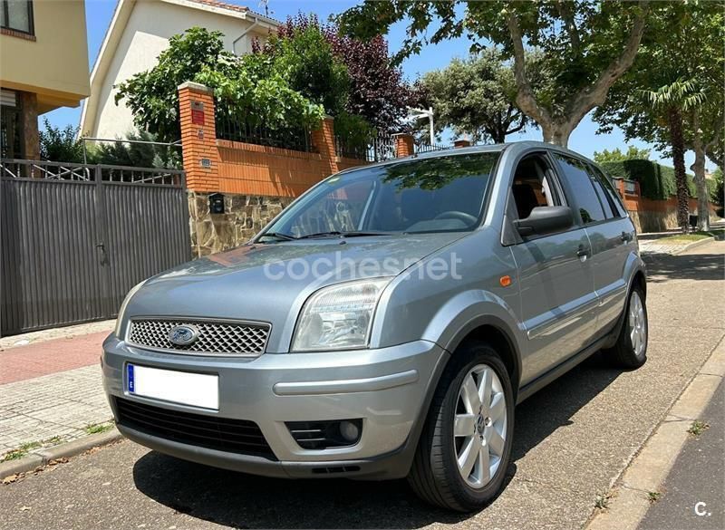 Gris / plata Usado 2005 Ford Fusion Berlina | 4000 € (Precio justo) - Imagen 1/4
