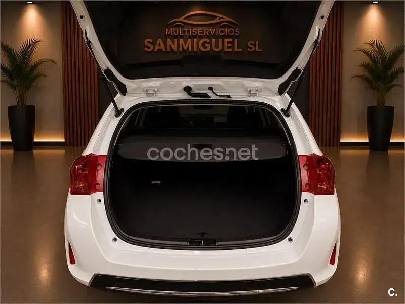 Usado Toyota Auris 124 CV (91 kW) 2014 Blanco Familiar