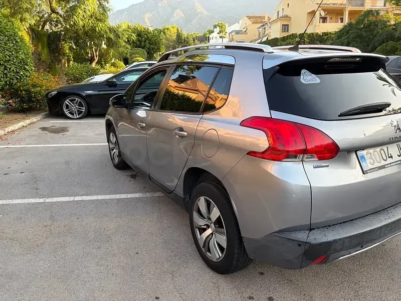 Usado Peugeot 2008 Active 110 CV (80 kW) 2015 Gris / plata SUV