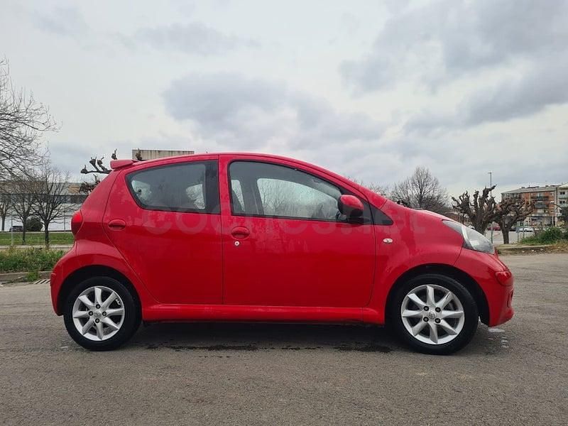 Usado Toyota Aygo 54 CV (39 kW) 2009 Rojo Utilitario