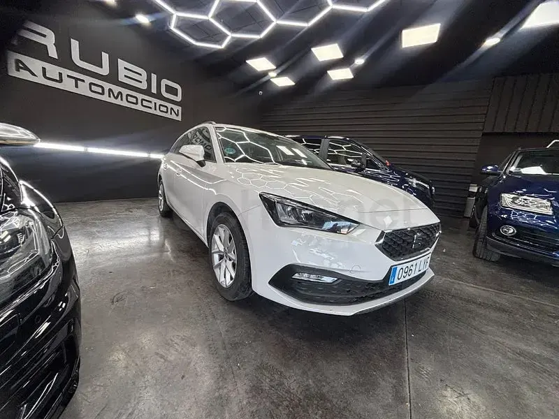 Usado Seat Leon Reference 115 CV (84 kW) 2022 Blanco Familiar