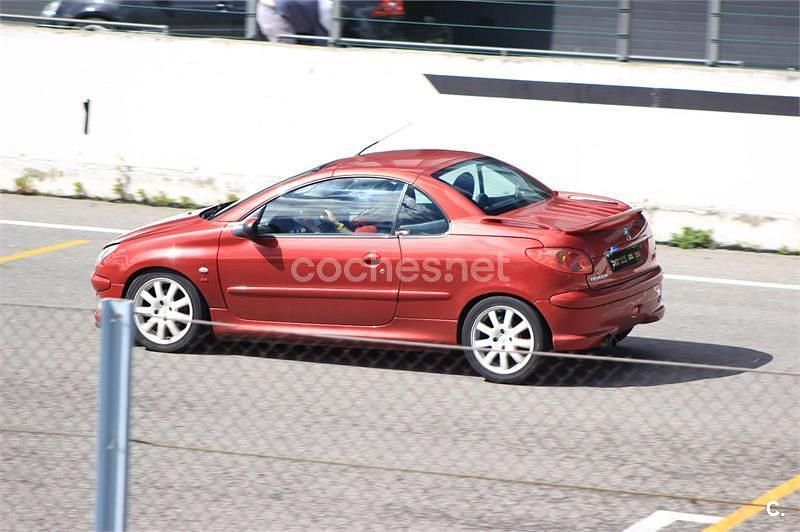 Rojo Usado 2003 Peugeot 206 Descapotable | 5000 € (Caro) - Imagen 1/3