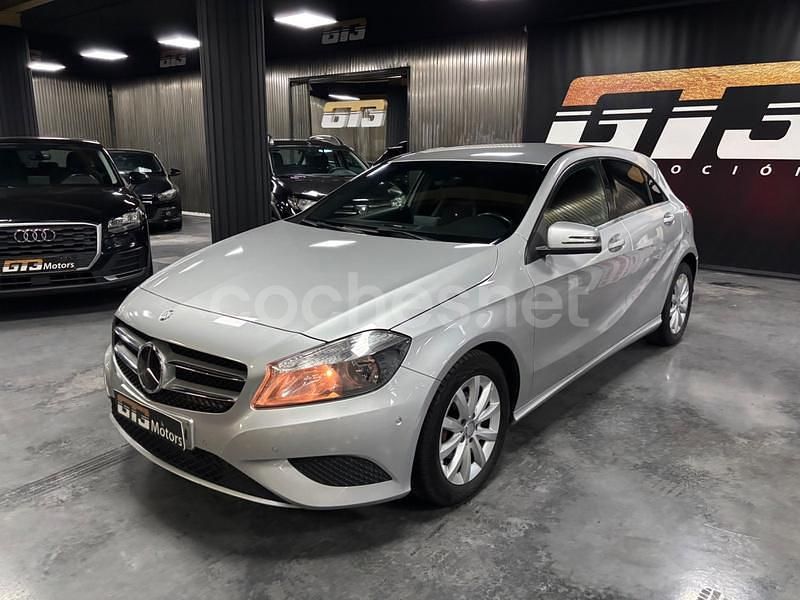Usado Mercedes A180 Urban 109 CV (80 kW) 2016 Gris / plata Berlina