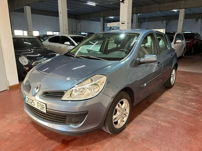 Usado Renault Clio II Dynamique 85 CV (62 kW) 2006 Gris Berlina