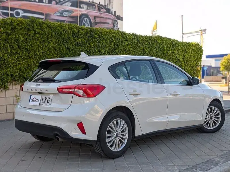 Usado Ford Focus Titanium 150 CV (110 kW) 2020 Gris / plata Berlina