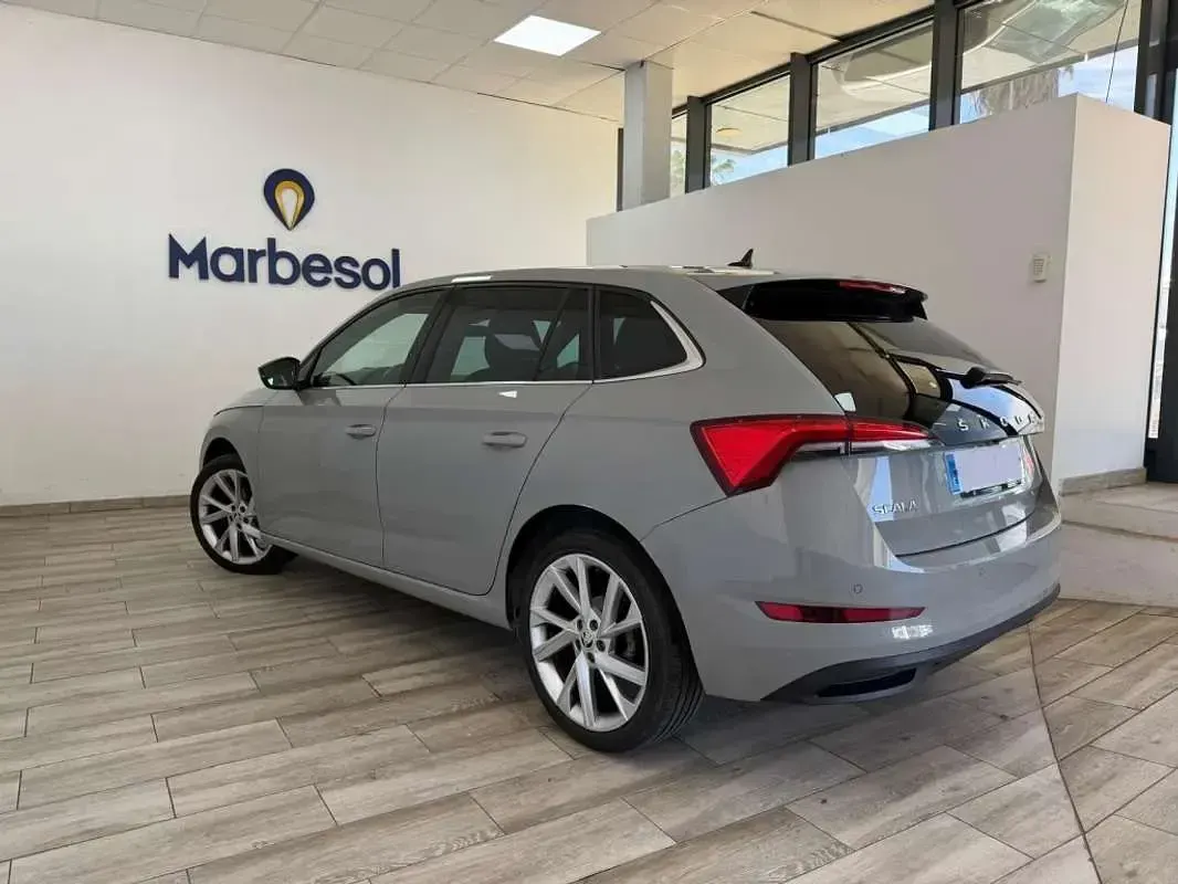 Usado Skoda Scala Style 110 CV (80 kW) 2023 Gris Utilitario