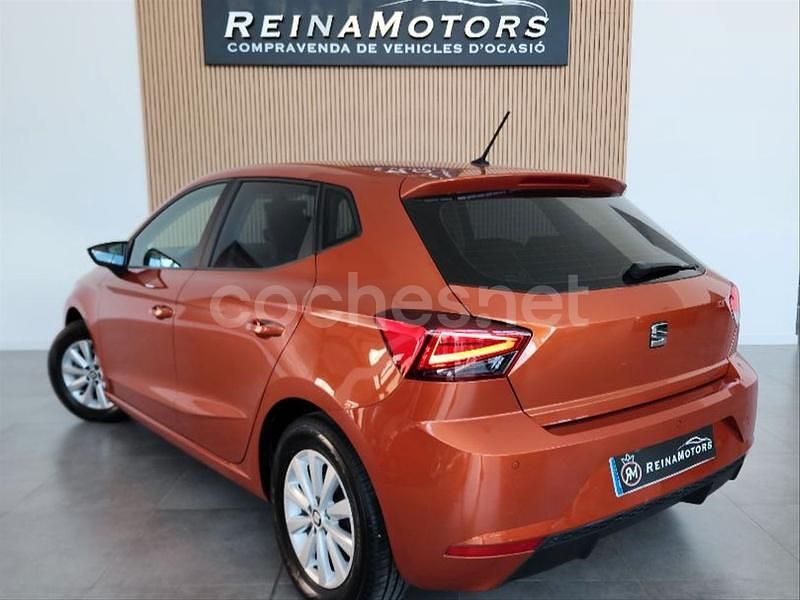 Usado Seat Ibiza Style Plus 95 CV (69 kW) 2018 Naranja Berlina