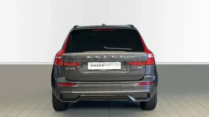 Usado Volvo XC60 Plus 250 CV (183 kW) 2025 Gris / plata SUV
