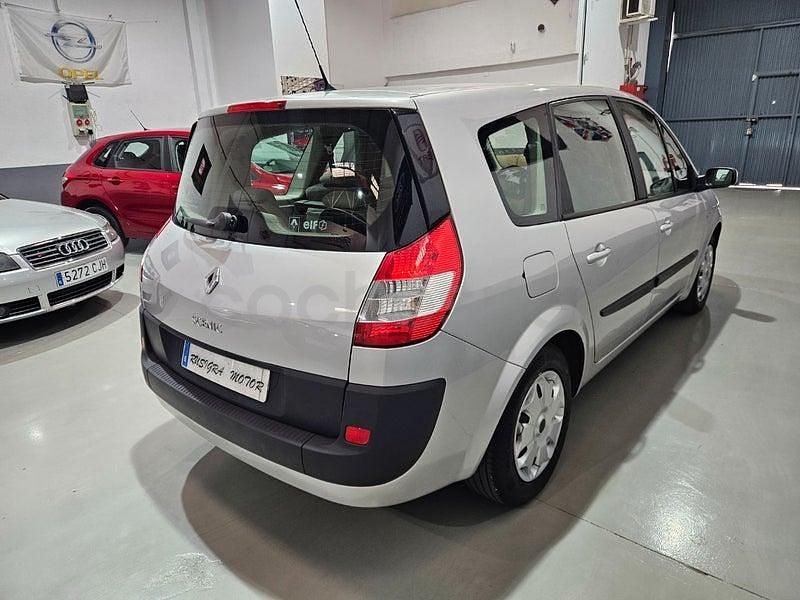 Usado Renault Grand Scénic II Dynamique 130 CV (95 kW) 2006 Gris / plata Monovolumen