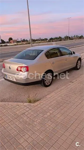 Usado VW Passat Advance 105 CV (77 kW) 2008 Gris / plata Berlina