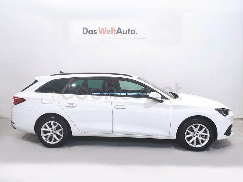 Usado Seat Leon Style 150 CV (110 kW) 2021 Blanco Familiar