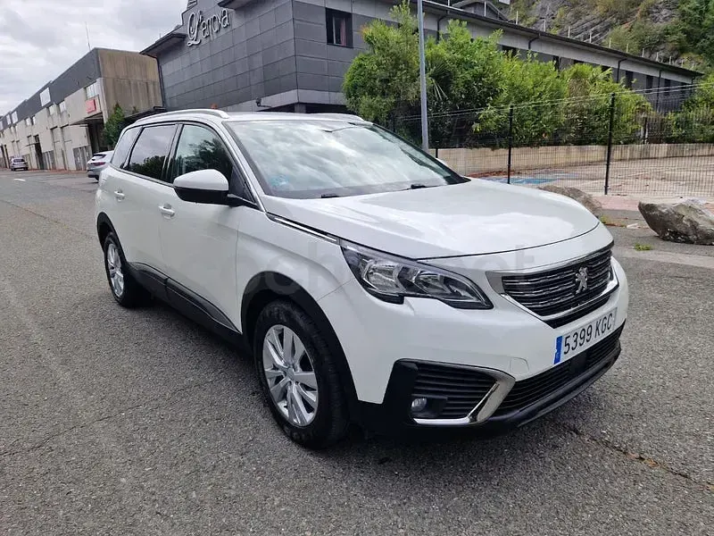 Usado Peugeot 5008 Allure 130 CV (95 kW) 2017 Blanco Monovolumen