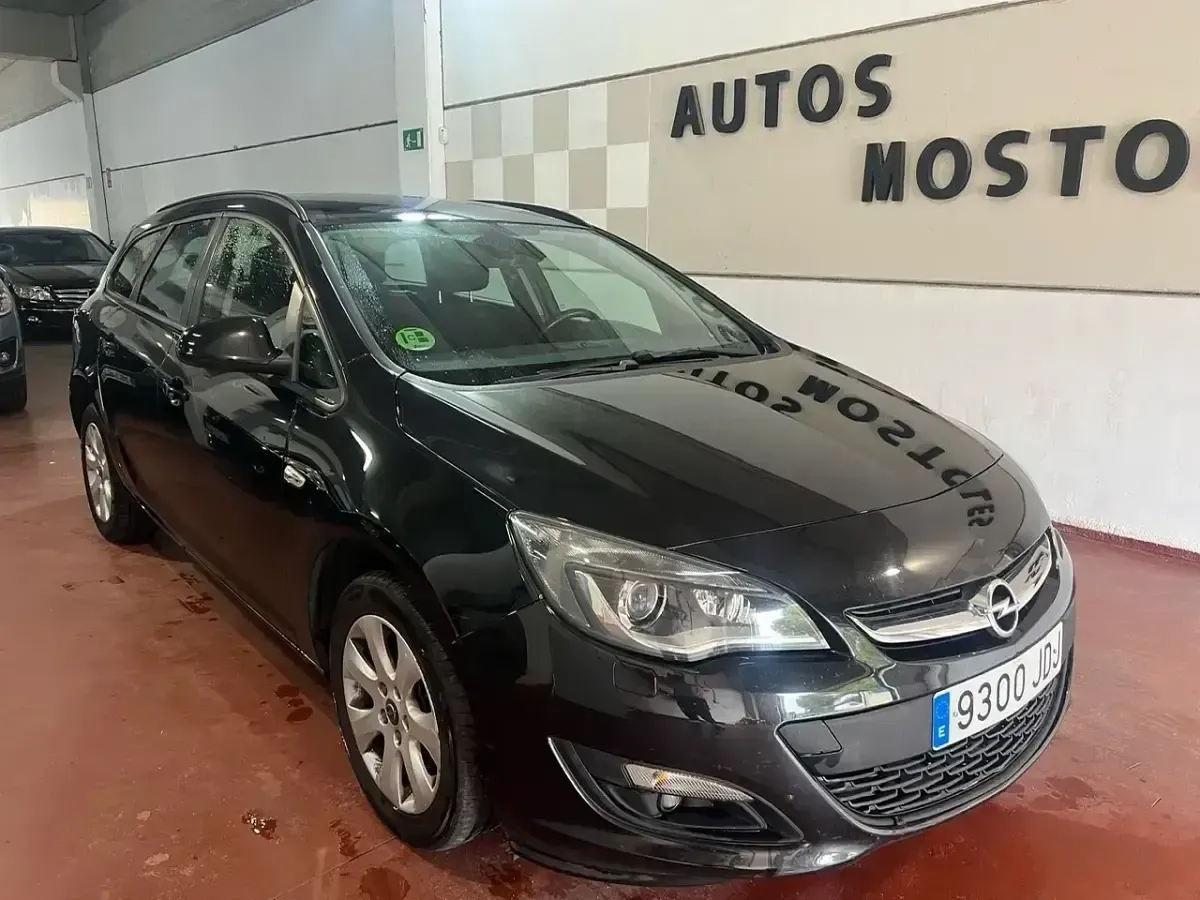 Usado Opel Astra Selective 110 CV (80 kW) 2015 Negro Familiar