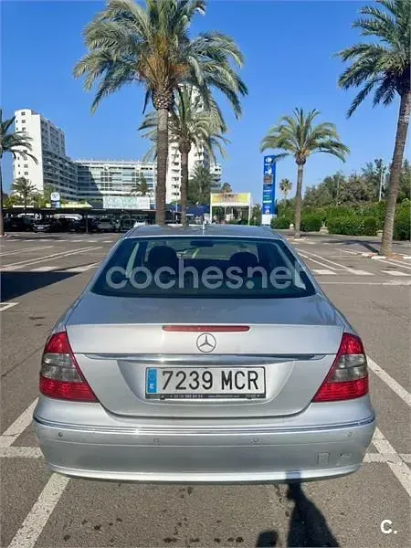 Usado Mercedes E200 Elegance 136 CV (100 kW) 2008 Gris / plata Berlina