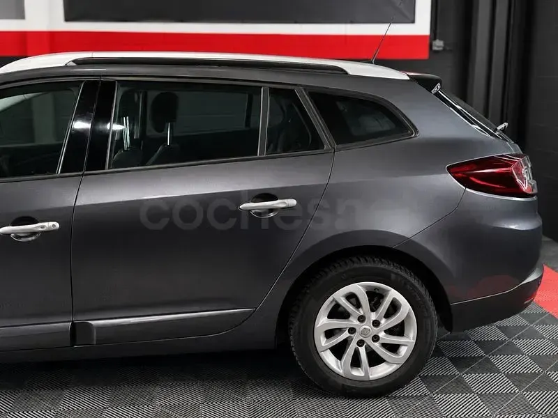 Usado Renault Mégane GrandTour Dynamique 110 CV (80 kW) 2013 Gris / plata Familiar