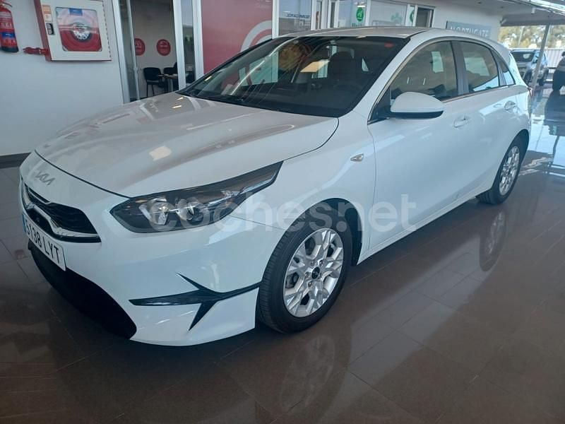 Blanco Usado 2022 Kia Ceed Berlina | 14.900 € (Buen precio) - Imagen 1/4