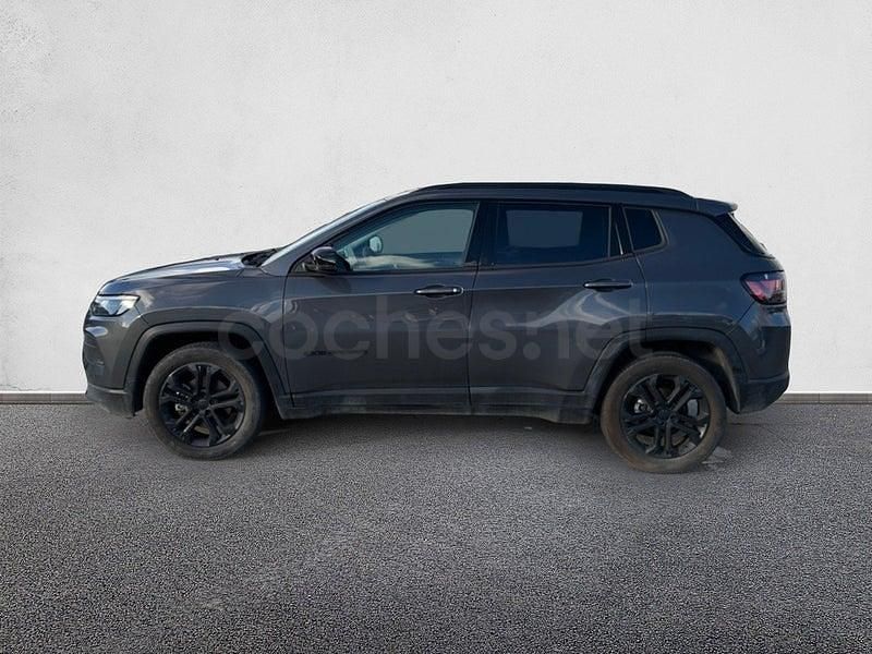Usado Jeep Compass Night Eagle 130 CV (95 kW) 2022 Gris / plata SUV