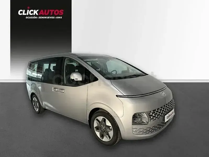 Usado Hyundai Staria 177 CV (130 kW) 2023 Gris / plata Monovolumen
