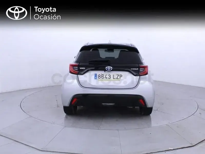 Usado Toyota Yaris Hybrid Style 116 CV (85 kW) 2022 Gris / plata Berlina