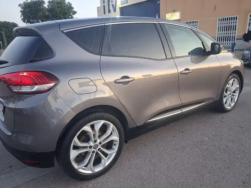 Usado Renault Scénic IV Edition One 110 CV (80 kW) 2017 Beige Monovolumen