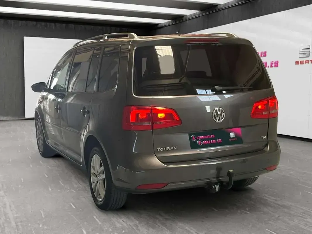 Usado VW Touran Advance 105 CV (77 kW) 2012 Gris Monovolumen