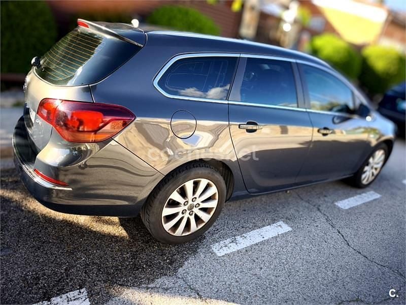 Usado Opel Astra Excellence 130 CV (95 kW) 2013 Marrón Familiar