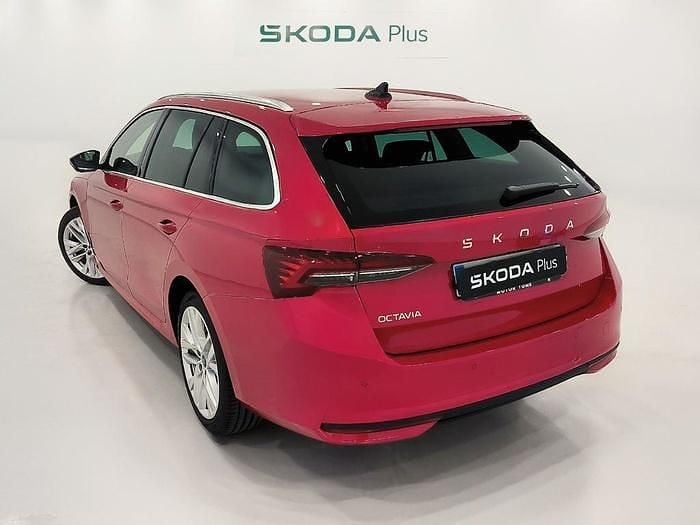 Usado Skoda Octavia 150 CV (110 kW) 2025 Rojo Familiar
