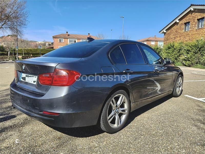 Usado BMW 318 Sport Line 143 CV (105 kW) 2013 Gris / plata Berlina
