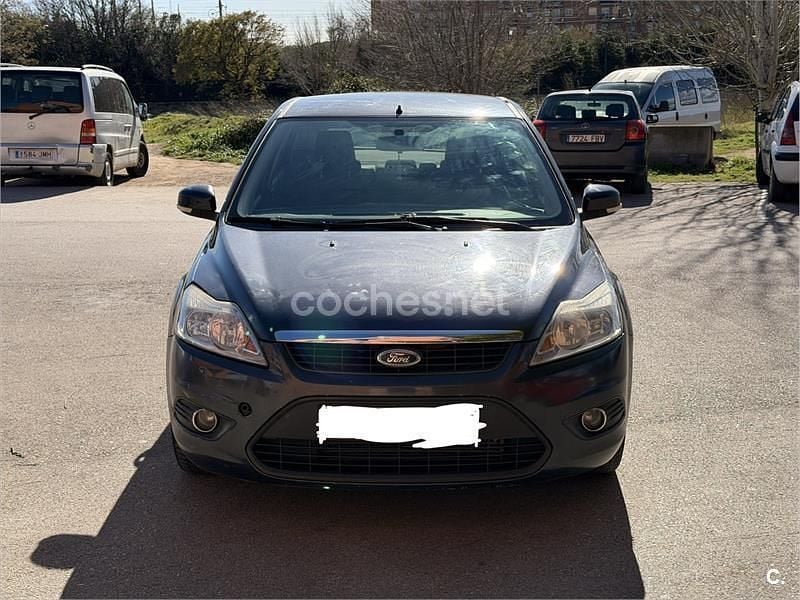 Usado Ford Focus Trend 90 CV (66 kW) 2010 Gris / plata Berlina