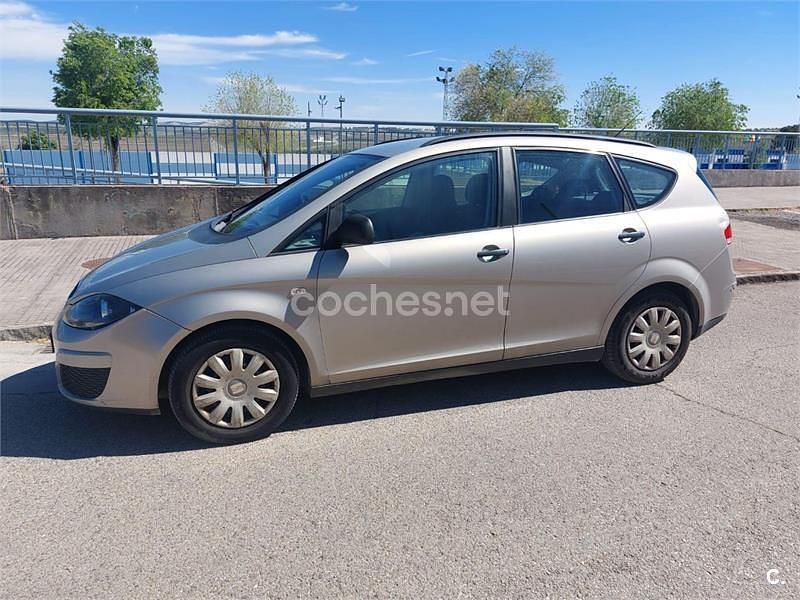 Usado Seat Altea XL 90 CV (66 kW) 2012 Beige Monovolumen