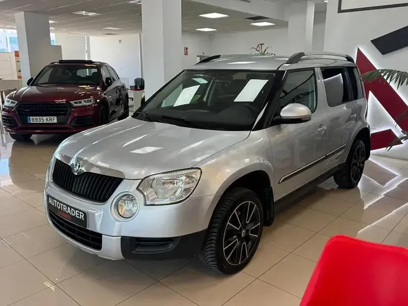 Usado Skoda Yeti Active 105 CV (77 kW) 2014 Gris / plata SUV