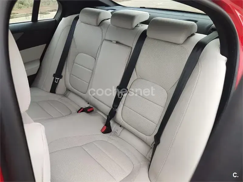 Usado Jaguar XE R-Dynamic 250 HP (183 kW) 2021 Vermelho Sedan