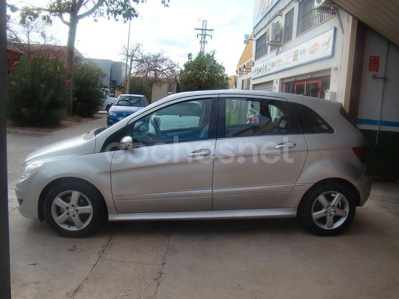 Usado Mercedes B180 109 CV (80 kW) 2007 Gris / plata Monovolumen