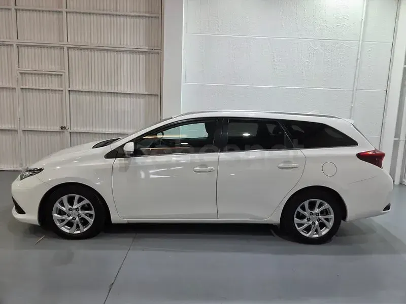 Usado Toyota Auris Business Edition 90 CV (66 kW) 2016 Blanco Familiar
