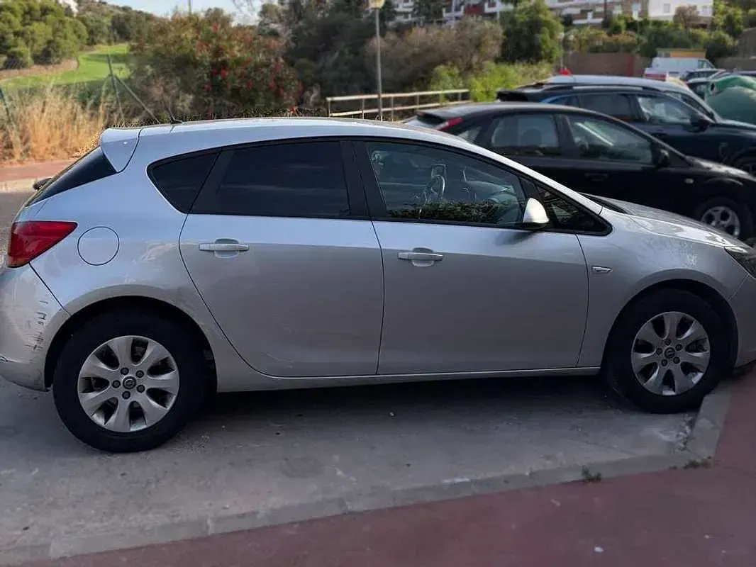Usado Opel Astra Selective 110 CV (80 kW) 2014 Gris Utilitario
