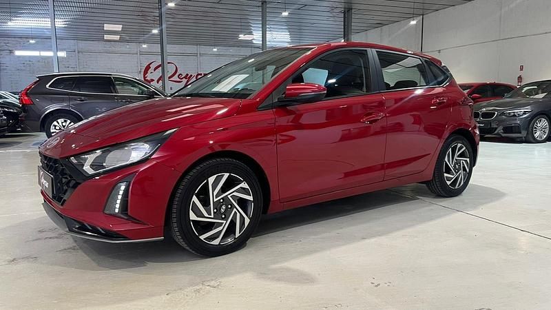 Usado Hyundai i20 100 CV (73 kW) 2024 Rojo Utilitario