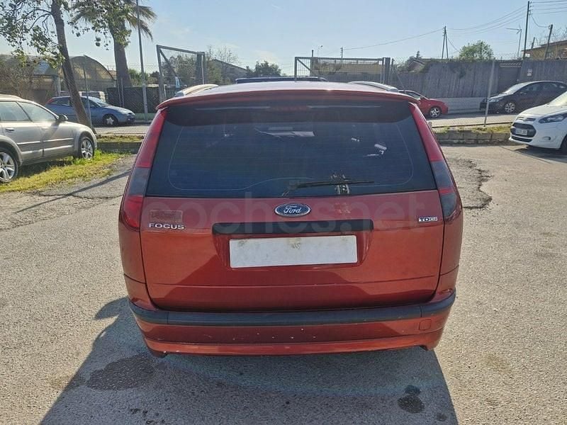 Usado Ford Focus Trend 115 CV (84 kW) 2006 Granate Familiar