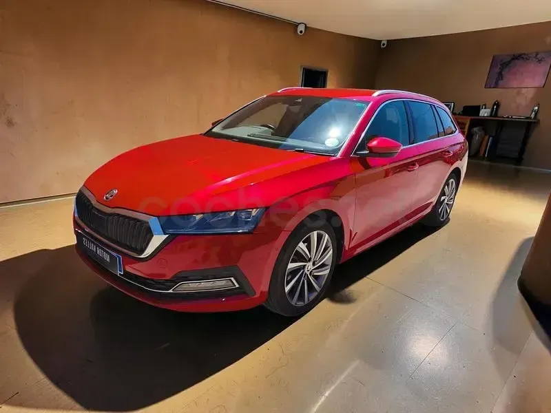 Usado Skoda Octavia Style 150 CV (110 kW) 2022 Rojo Familiar