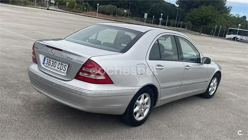 Usado Mercedes C200 Elegance 163 CV (119 kW) 2003 Gris / plata Berlina