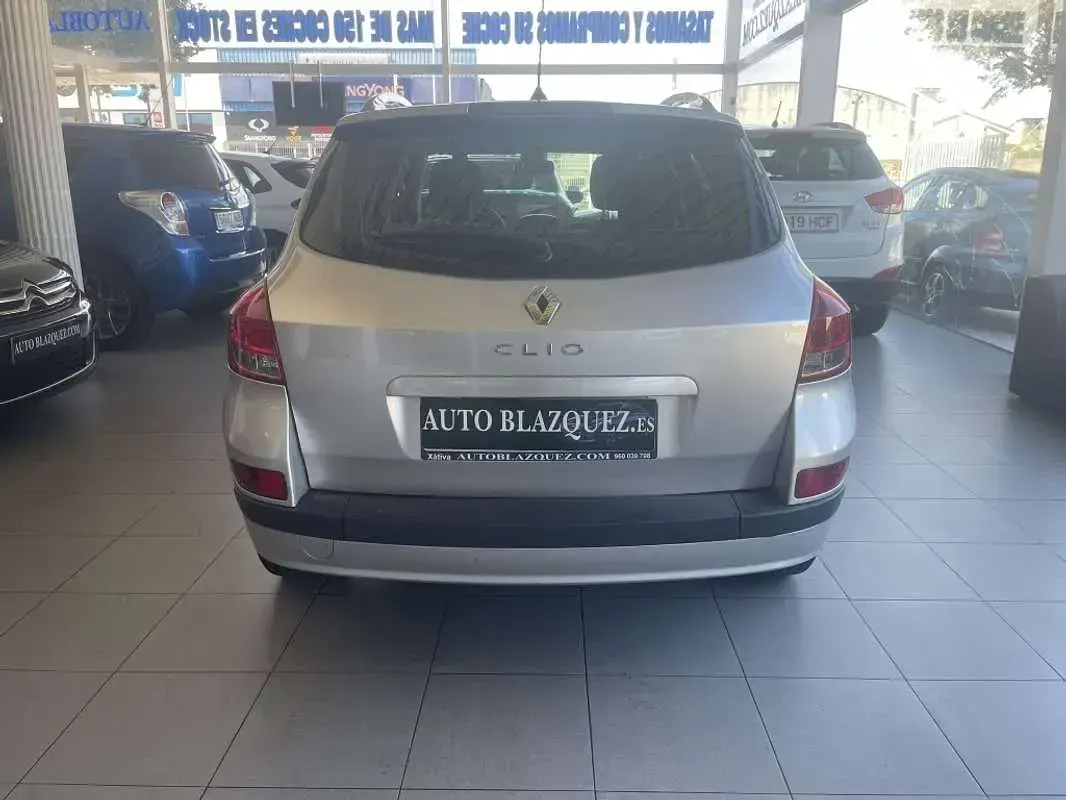 Usado Renault Clio Dynamique 88 CV (64 kW) 2012 Plateado Familiar