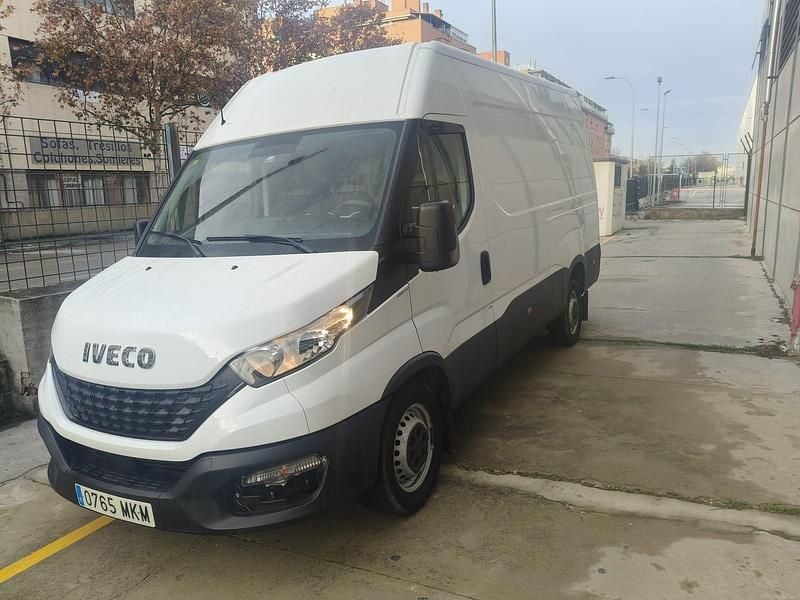 Usado Iveco Daily 136 CV (100 kW) 2019 Blanco Monovolumen