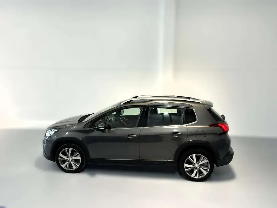 Usado Peugeot 2008 Allure 99 CV (72 kW) 2018 Gris SUV