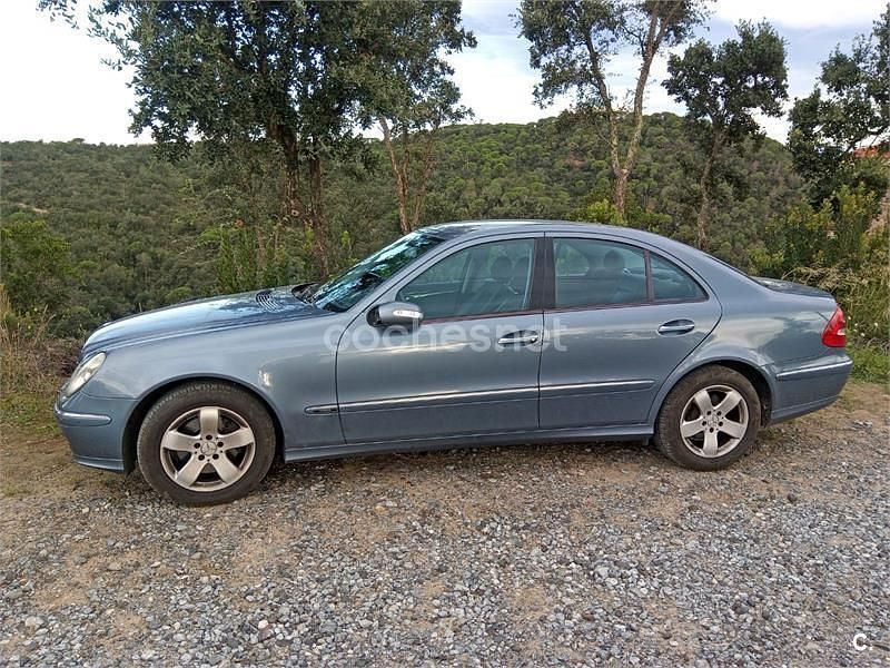 Usado Mercedes E240 Avantgarde 177 CV (130 kW) 2005 Azul Berlina